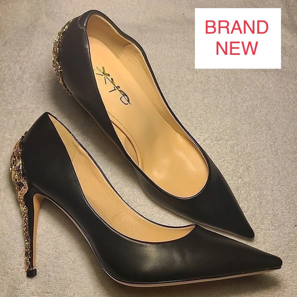XYD Black Pointed ToeHigh Heels Slip on Pumpswith Gold Flower Women’s Size 10M